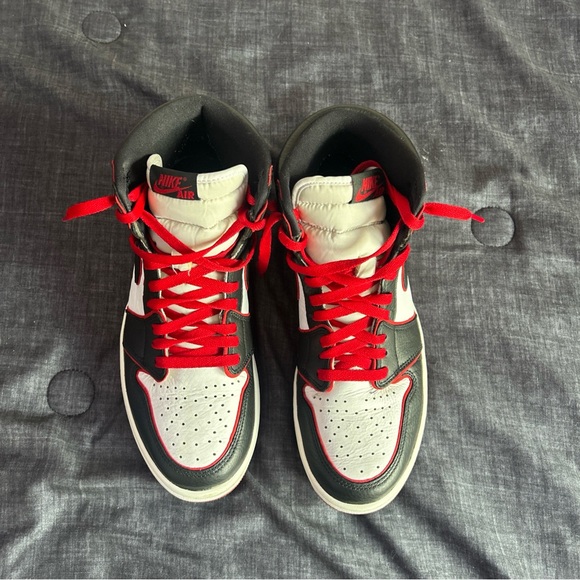 Size 10.5 - Jordan 1 Retro High OG Bloodline 2019 - Picture 6 of 7